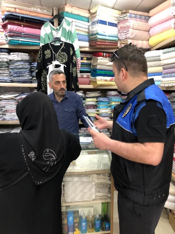 Rize Emniyet Müdürlüğü TDP Şube Müdürlüğünce Yaklaşan Ramazan Bayramı sebebiyle Kuyumcular Sokak ve Atatürk Caddesi üzerinde bulunan 135 esnaf ve 760 vatandaşa; Dini günlerde vatandaşların duygularını istismar eden dilenciler, Sahte Para hakkında bilgilendirme, Piknik, park alanlarında yaşanabilecek dolandırıcılık olayları, Kalabalık AVM, Plaj vb. yerlerde yaşanabilecek Hırsızlık Olaylarına Karşı alınabilecek tedbirler ile bilgilendirme çalışması yapılmıştır. Arz ederim. 